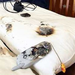 Lagi Di-charge, Ponsel Terbakar di Atas Bantal
